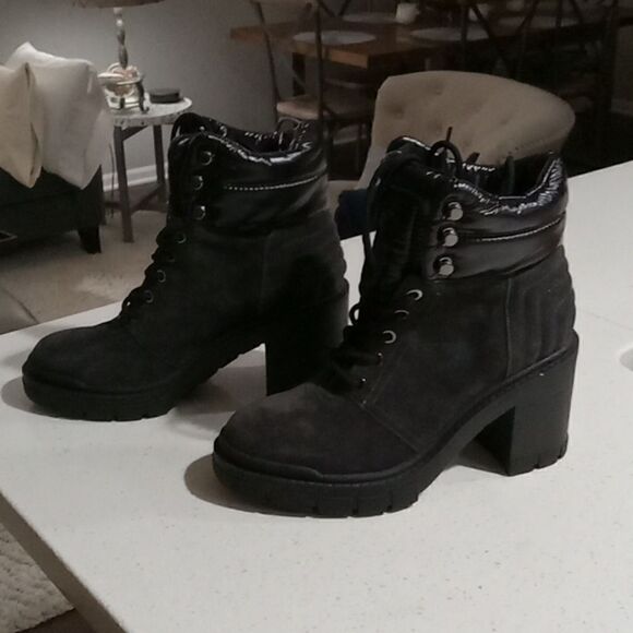 Marc Fisher Velima lace up bootie. Gray suede with puffy collar. Size 6 NWT - Picture 1 of 5